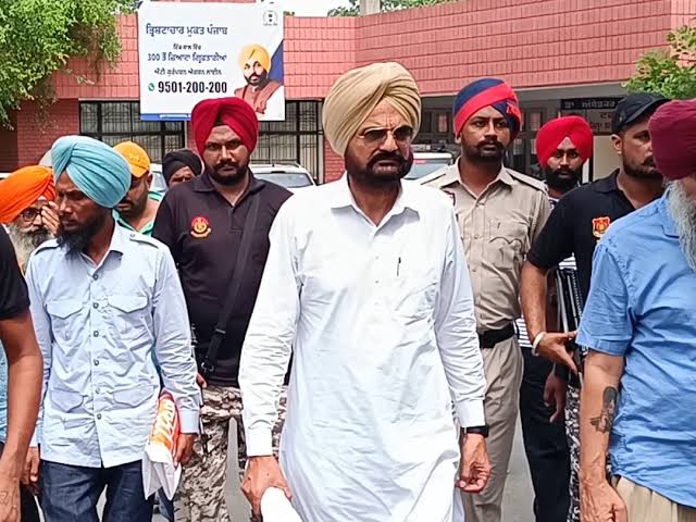 जमीन विवाद के बाद बलकौर सिंह ने थाने जाकर केस दर्ज कराया था।