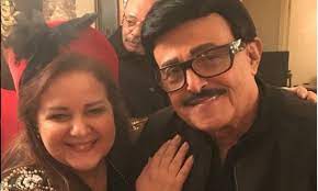 يذكر ان الفنانة دلال عبد العزيز ، لا تزال ترقد في العناية المركزة داخل احدي المستشفيات الخاصة بمحافظة الجيزة بعد اصابتها بفيروس كورونا المستجد منذ عدة وحتى هذه اللحظة لم تعلم الفنانة دلال عبد العزيز بخبر وفاة زوجها الفنان سمير غانم بسبب سوء حالتها الصحية. Ù…Ø§ Ù‡ÙŠ Ø·Ø±ÙŠÙ‚Ø© Ø¥Ø®ÙØ§Ø¡ ÙˆÙØ§Ø© Ø³Ù…ÙŠØ± ØºØ§Ù†Ù… Ø¹Ù† Ø¯Ù„Ø§Ù„ Ø¹Ø¨Ø¯ Ø§Ù„Ø¹Ø²ÙŠØ² ØµÙˆØ±Ø© Ø§Ù„Ù‚Ø¯Ø³ Ø§Ù„Ø¹Ø±Ø¨ÙŠ