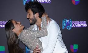 Sebastián yatra y tini stoessel son captados dándose un beso. Tini Stoessel Y Sebastian Yatra Besos Y Piropos En Los Premios Juventud