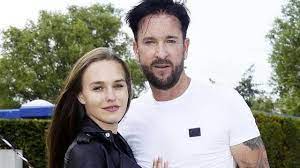 Noch anfang monat setzte sich vivien geiss (18), tochter von roberts bruder michael geiss, für laura ein. Erstes Weihnachten Zusammen Michael Wendler Und Laura Knutschen Unterm Baum Ersteradventbilder Michael Wendler Und Laura Muller Couple Photos Couples Celebs