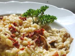 Un piatto semplice ma di grande effetto, vediamo come prepararlo con i nostri risotto ai funghi. Risotto Ai Funghi Porcini Lamiacucina