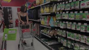 KylieNG squirts in car - CamWhores