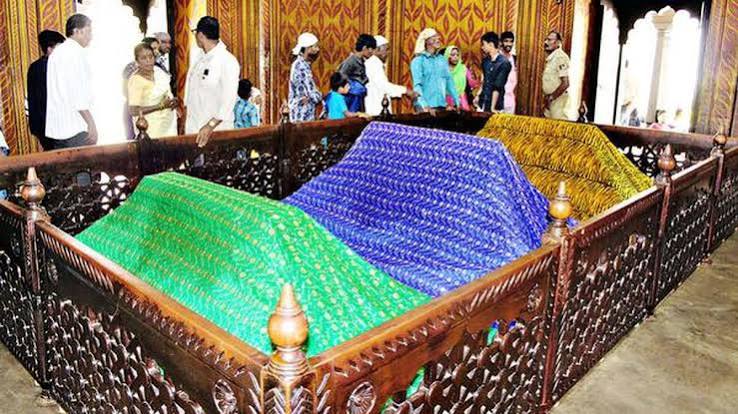 Tourists troop to Tipu's tomb - The Hindu