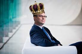 By the time the film went into production, malek sported fake teeth for mercury's signature overbite. Bohemian Rhapsody A King A Queen And A Crown For Bryan Singer Maxthetrax