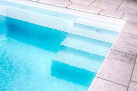 Sie kann im sommer als sitzgelegenheit. Stufen Leiter Und Liegebank Fur Pool Und Schwimmbecken