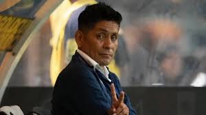 Jorge Campos revive su icónico uniforme y bromea con Eugenio Derbez