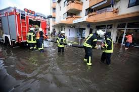 Haus in flammen, straßen unter wasser die feuerwehr setzte auch die drehleiter ein, um die flammen im obergeschoss zu bekämpfen. Leverkusen Opladen Leichlingen Wassermassen Durch Unwetter Erdveranderungen Sott Net
