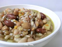 Arricchita con verdure ed erbe aromatiche, la zuppa di la zuppa che vi proponiamo in questa ricetta è stata realizzata con 10 tipi di legumi e due varietà di cereali. Minestra Di Legumi E Cereali Ricetta