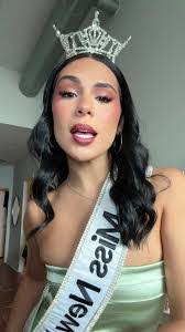 Amelia Collins's Instagram, Twitter & Facebook