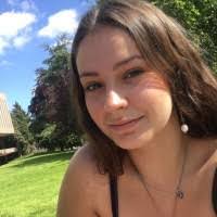 Isabella Dow's Instagram, Twitter & Facebook