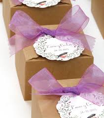 Todo listo para sorprender a los novios y preocuparte sólo por el tiempo, porque sabes que el regalo que protagonizará el momentazo de la boda y con el que quedarás mejor que el padrino, está en esta. Cajas Para Regalos Con Detalle