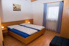 Fiancheggiata dai ripidi pendii montuosi delle dolomiti di sesto, con l'imponente monte baranci, la montagna di casa di san candido, l'incantevole località di san candido è situata nel cuore dell'area turistica alta pusteria. Appartamenti Lilly San Candido Alta Pusteria