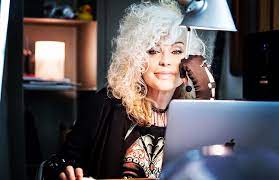 Non capisco perché / tutti quanti continuano e chiamami soltanto miss rettore! Donatella Rettore Biografia Chi E Eta Altezza Peso Figli Marito Instagram E Vita Privata Spettegolando