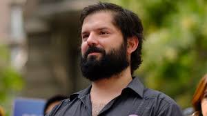 El fútbol y la escuela de derecho de la u. Boric Se Enfrenta A Jiles Y Hace Gesto Hacia Jadue Y Narvaez Tras Aceptar Candidatura Presidencial Emol Com