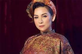 Quăng quật đời mình ở hết sân khấu này đến phòng thu khác, đến khi năm đứa em đều đã được chị chăm lo nhà cửa, nghề nghiệp, lấy vợ, gả chồng đàng hoàng, phi nhung giật mình nhìn lại thì chị đã ngoài 30 tuổi, nhưng chưa có một mái. Zv1xxn97uzgs6m