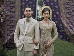 Gambar simpel buat baju pengantin pria. Tren Kebaya Pengantin 2021 Gaya Klasik Lebih Mendominasi Hingga Permainan Detail Yang Elegan Namun Tetap Simpel Stylo Id Line Today