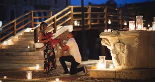 Vu votre récent discours elle ne s'y attendra pas du tout. La Romantique Demande En Mariage De Tony A Venise Au Milieu De Chandelles