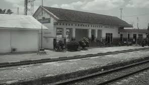 Saya pikir itu seperti tempat yang aman, rel kereta bawah tanah seperti 30 kaki di bawah tanah, jawab sepupu maya. Seram 4 Kisah Misteri Di Jalur Kereta Api Ini Bakalan Bikin Bulu Kuduk Berdiri Boombastis