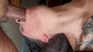 Il enfonce sa bite dans ma gorge et me gifle le visage