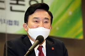 18일 원희룡 전 제주도지사는 전날인 17일 불거진 '윤석열 전 검찰총장 정리' 전화 통화 논란과 관련, 이준석 국민의힘 대표가 자신이 요구한대로 이날 오후 6시까지 통화 녹취 파일 원본을 공개하지 않자, 이날 오후 7시 8분쯤 자신의 페이스북에 글을 올려 유감을 표했다. ì›í¬ë£¡ ì´ì¤€ì„ì— ë…¹ìŒíŒŒì¼ ì „ì²´ ê³µê°œí•˜ë¼ ì •ë¦¬ ë°œì–¸ ëŒ€ìƒì€ ìœ¤ì„ì—´ ì„œìš¸ì‹ ë¬¸