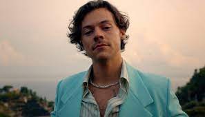 An unseen pic of the watermelon sugar hitmaker from an snl photoshoot dating back to 2019 recently surfaced online amid extensive fanfare. Here S Why Fans Are Defending Harry Styles Over His New Vogue Cover