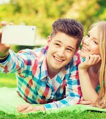 31 Fun And Easygoing Date Ideas For Teens The entire atmosphere is so fun and relaxing that it will keep your date going fun and full of smiles, making it one of the cute date ideas for teensage couples.