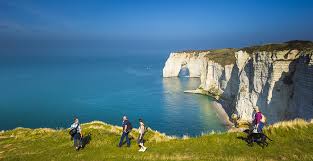 Entourée des impressionnantes falaises d'amont et d'aval, la plage d'etretat fait incontestablement partie des plus belles plages de normandie. Camping Etretat Normandie Camping