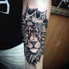 This royal gorilla looks straight up pissed…perhaps the lion above has been seen approaching his kingdom's turf? Lion Crown Tattoo Simple Novocom Top