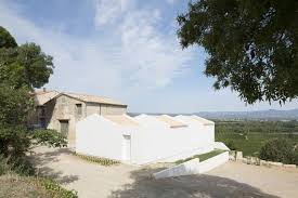 La Villa Tranquille Par Artelabo Architecture Journal Du Design Architecture Cour Moderne Villa Francaise