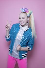 Jojo siwa is a young american internet celebrity and dancer, who was born in 2003 in nebraska. Jojo Siwa Comes Out As Gay Her T Shirt Suggests She Did Los Angeles Times