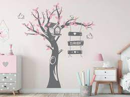 So gibt es spezielle wandtattoos für jungs und auch für mädchen in verschiedenen farben und motiven. Wandtattoo Baum Mit Vogelhaus Und Name Wandtattoos De