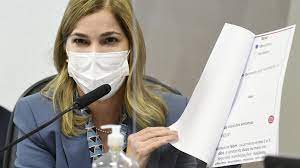 A médica mayra pinheiro, secretária do ministério da saúde, presta depoimento mayra foi apontada por outros depoentes na cpi como mentora do aplicativo tratecov e por distribuir cloroquina pelos. 8fy Tkmo04fumm