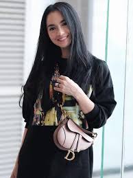Apr 10, 2019 · cara sirkam rambut pendek, anda mungkin bertanya tanya bagaimana para pramugari atau pramuniaga minimarket dan mall memiliki tatanan rambut yang selalu tersanggul dengan rapi. Potong Rambut Ririn Ekawati Dinilai Seperti Masih Gadis Showbiz Liputan6 Com