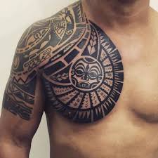 Aus verschieden elementen bekommt man ein eigenes motiv, das man kann die zahlreichen motive aussuchen, deren bedeutung für ihre persönlichkeit passt und ihren lebensweg darstellt. Maorie Tattoo Bedeutung Ein Junger Mann Mit Einem Schwarzen Grossen Maori Tattoo Mit Einem Wesen Mit Gr Maori Tattoo Tattoos With Meaning Tribal Chest Tattoos