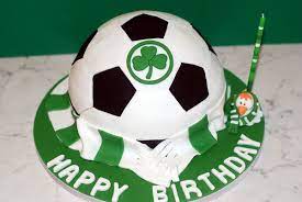 Več kot 40 let po poroki britanskega princa charlesa in princese diane so danes na dražbi za 1850 funtov (približno 2180 evrov) prodali kos njune. Panathinaikos Cake Cake Desserts Food