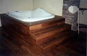 Anche se non siete degli artisti, potete tranquillamente pensare di rivestire di mosaico il vostro bagno ed in particolare la vasca, facendola così diventare una vera e a questo punto, per non rovinare la pavimentazione alla base della vasca da bagno e le piastrelle adiacenti al muro su cui si appoggia. Foto Rivestimento Vasca Da Bagno Di Falegnameria Silvestre Di Sorrenti Roberto 62044 Habitissimo
