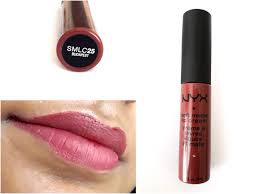 Kremsi yapısı ve opak dokusu ile uzun süre kalıcı bu rujların zengin renk portföyünden hemen favori rengini seç! Nyx Soft Matte Lip Cream Budapest Review Swatches