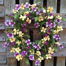 Σύμφωνα με μελέτες η πρωτομαγιά έχει τις ρίζες της στην αρχαιότητα, τότε που οι εκδηλώσεις είχαν σκοπό να γιορτάσει ο κόσμος τη γονιμότητα των αγρών, την καρποφορία της. Entypwsiakes Protaseis Gia To Stefani Ths Prwtomagias Teta Beauty Salon