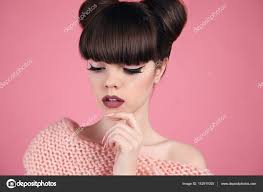 Maquillaje de belleza. Modelo adolescente de moda. Morena con labios mate —  Foto de stock #143911005 © VictoriaAndrea