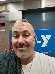 700 calories burned in 60 62 minutes. I walked 2 miles before coming here  and walking a mile when I leave. Have lost 50 pounds since February.