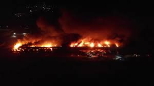 Un incendiu a mistuit astăzi o suprafață de 600 de metri pătrați a unui depozit în care se păstrau produse cosmetice. Alba24 Video Incendiu Puternic La Fabrica Solina Supremia Alba Iulia Youtube