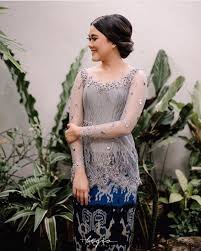 Perpaduan lace dan tile polos sumber. 10 Ide Kebaya Lamaran Dari Kain Tile Warna Abu Abu Sempurna Untuk Segala Konsep Acaramu