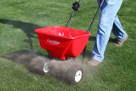 Use our spreader settings guide to help you find the appropriate setting for your spreader. 5 Best Fertilizer Spreaders Jul 2021 Reviews Buying Guide