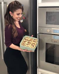 Anis nabilah binti umaruddin (lahir 18 november 1986) merupakan seorang cef selebriti, pengacara dan personaliti media malaysia, terkenal dengan rancangan televisyen masakannya. Image May Contain 2 People Food And Indoor Fashion Nova Outfits Arab Girls Hijab Girl Hijab
