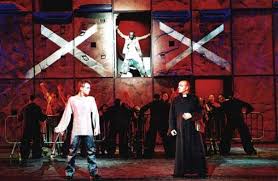 Du roman à la comédie musicale. Notre Dame De Paris Comedie Musicale