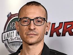 Открыть страницу «linkin park» на facebook. Linkin Park Sanger Hat Zweiten Todestag Seine Mutter Beruhrt Mit Emotionaler Botschaft