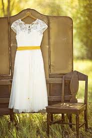 White Dress With Yellow Sash Perfect For An Easygoing Simple Wedding Vestidos Looks Elegantes Looks