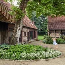 Alter Gutshof In Neuem Gewand Mit Bildern Cottage Garten Gutshof Palettengarten