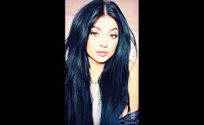 صبغة شعر اسود مزرق تغزو عالم الموضة Beauty Hair Hair Styles