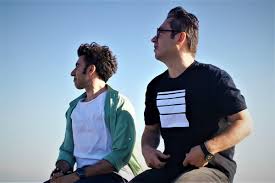 Ferhat (mert turak), babası i̇brahim (müfit can saçıntı) tarafından binbir emekle okutulmuş, sonunda eğitimini tamamlamasına rağmen henüz iş bulamamış bir gençtir. Babamin Ceketi Filminin Cekimleri Basladi Filmarasi Dergisi